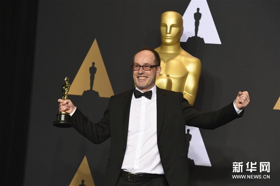 組圖:第89屆奧斯卡頒獎禮 獲獎眾星手捧小金人