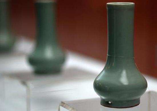 南宋，龍泉窯，粉青釉鼓腹瓶 