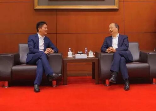 中國工商銀行董事長(zhǎng)易會(huì)滿和京東集團(tuán)董事局主席兼首席執(zhí)行官劉強(qiáng)東見證了雙方合作協(xié)議的簽署。 