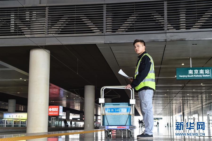 （關(guān)注春運·圖片故事）（7） 奔跑吧！高鐵送餐小哥