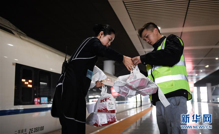 （關(guān)注春運·圖片故事）（8） 奔跑吧！高鐵送餐小哥