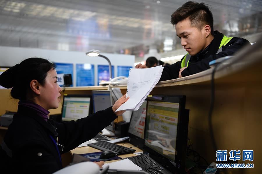 （關(guān)注春運(yùn)·圖片故事）（1） 奔跑吧！高鐵送餐小哥