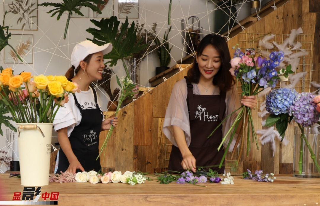 “昆明是鮮花的原產(chǎn)地，有亞洲最大的鮮切花交易市場(chǎng)，可以說(shuō)具備開花店的天時(shí)地利；另外和很多女孩一樣，我從小也就有開花店的夢(mèng)想！”說(shuō)起當(dāng)初的決定，王黎媛說(shuō)一是因?yàn)閴?mèng)想，另外也跟昆明這個(gè)城市產(chǎn)花、賣花的“基因”有關(guān)。圖為王黎媛和同事在制作花束。新華網(wǎng) 周亞平/攝 念新洪/文