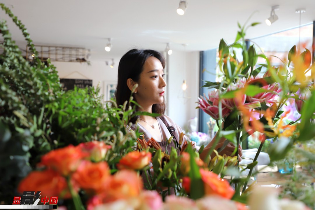 每天和花打交道是一個幸福的職業(yè)，但同時也充滿壓力和挑戰(zhàn)，“花在呈現(xiàn)給客人的那一瞬間是美好的，但前面的每一個步驟都是很辛苦的?！蓖趵桄抡f，花藝是最原始的手工藝產(chǎn)品，沒有辦法機(jī)械化、流程化和規(guī)模化，必須要用雙手一點點地賦予其生命和美感。圖為王黎媛在挑選制作花束的鮮花。新華網(wǎng) 周亞平/攝 念新洪/文
