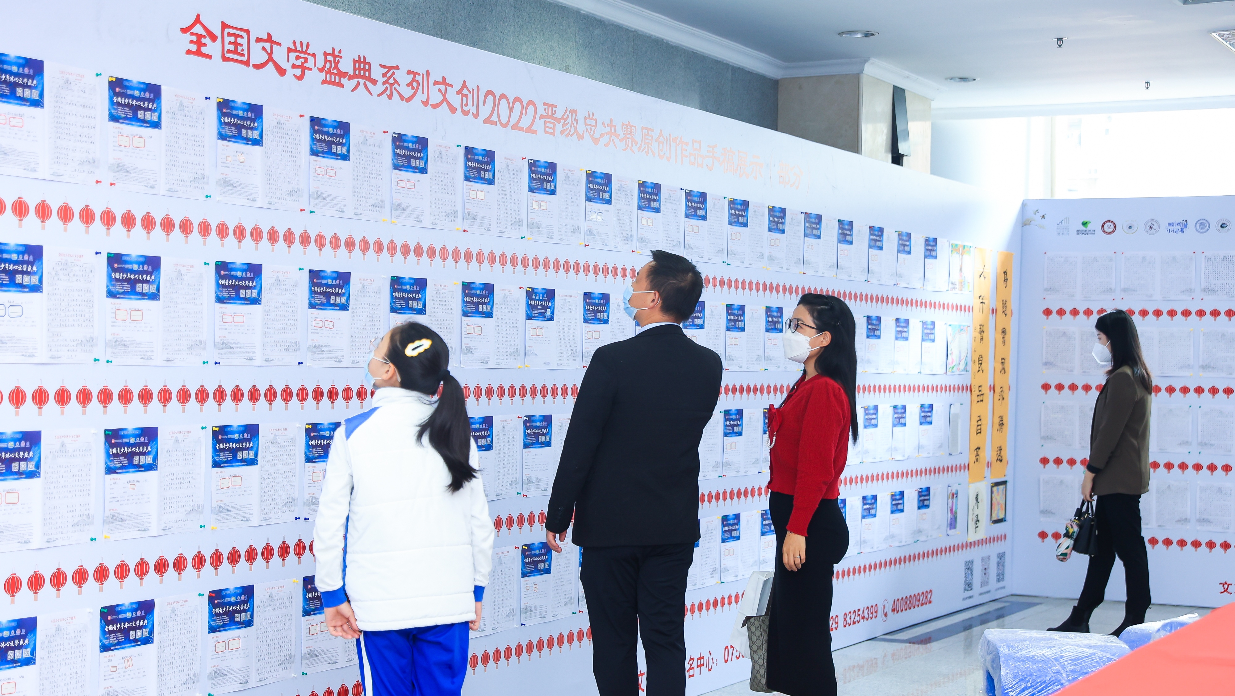 與會(huì)的領(lǐng)導(dǎo)嘉賓、師生文友共同走進(jìn)全國(guó)文學(xué)盛典年度慶典現(xiàn)場(chǎng)展示區(qū)